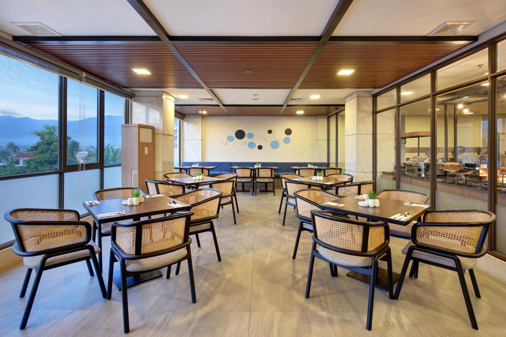 Aston Palu Hotel & Conference Center ภายนอก รูปภาพ